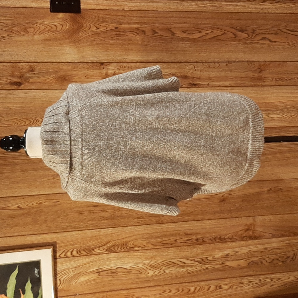 New York & Company Tan and White Short-Sleeved Turtleneck Sweater (M) - Picture 6 of 8
